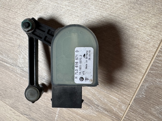Датчик рівня положення кузова, задній 7L0616571D VAG