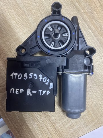 Двигун склопідіймача двері передньої, правої 1T0959702D VAG