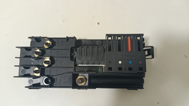 Коробка запобіжників 2115452301 MERCEDES