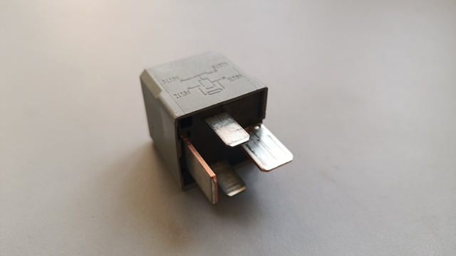 Реле стартера A0025422619 MERCEDES