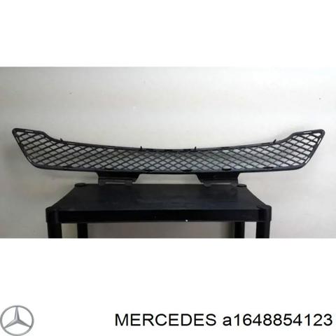 Решітка переднього бампера, центральна A1648854123 MERCEDES
