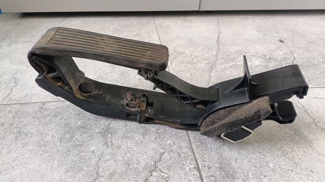 Педаль газу (акселератора) A2113000904 MERCEDES