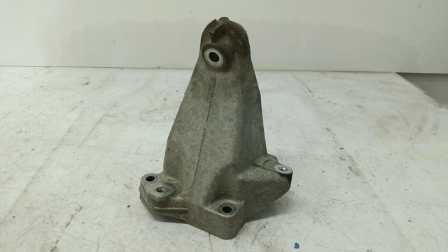 Кронштейн подушки (опори) двигуна, лівої A2712230904 MERCEDES