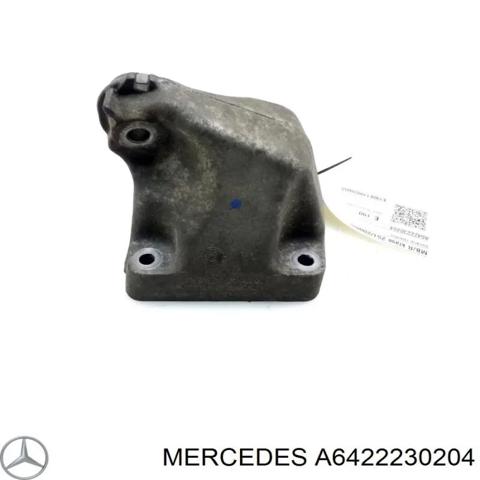 Кронштейн подушки (опори) двигуна, лівої A6422230204 MERCEDES