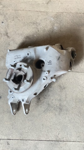 Цапфа поворотного кулака LR087650 LAND ROVER