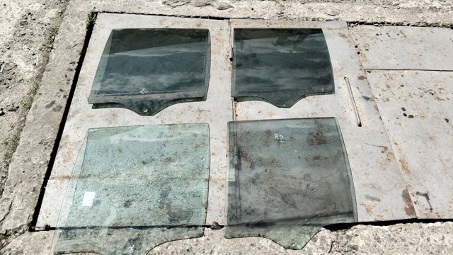 Скло задньої двері лівої 51348402571 BMW