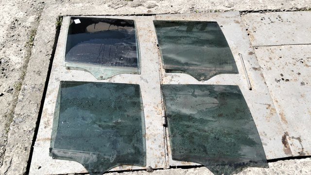 Скло задньої двері правої 51348402572 BMW