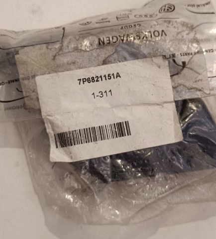 Кронштейн кріплення крила переднього лівого, передній 7P6821151A VAG