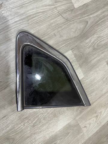 Скло багажного відсіку, праве 833124EA0A NISSAN