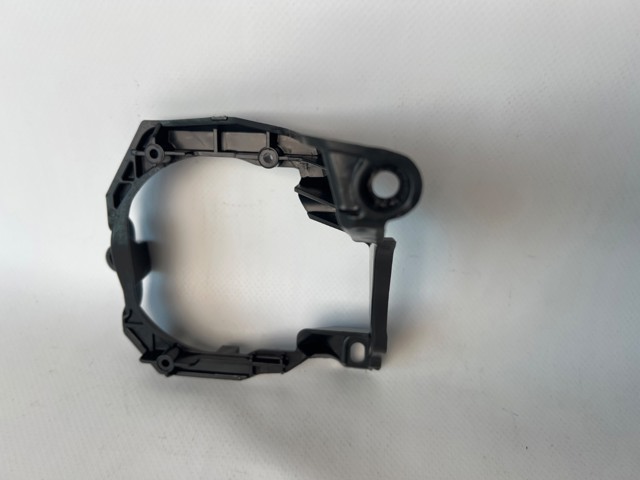 Кріплення протитуманки правої FR3Z15266A КИТАЙ