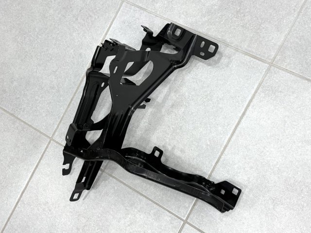 Рамка радіатора ліва 51647421709 BMW