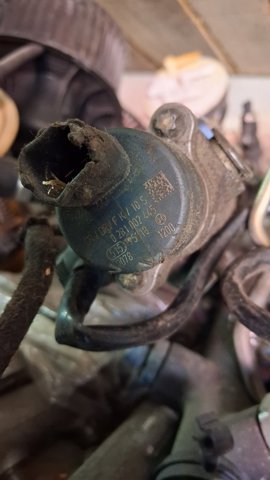 Регулятор тиску палива в паливній рейці 0281002445 BOSCH