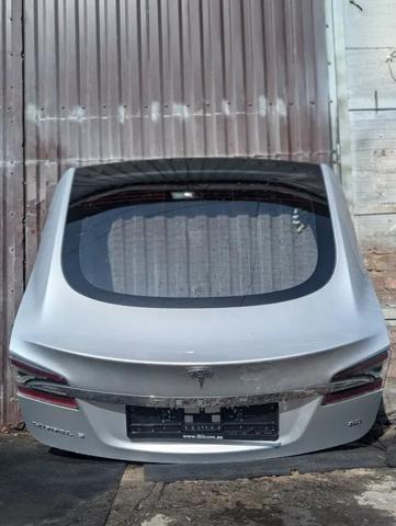 Задні двері багажника Tesla Model S