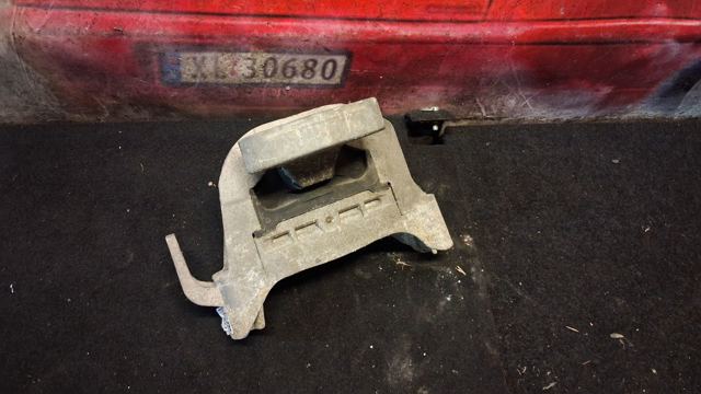 Подушка двигуна передня 13248479 OPEL