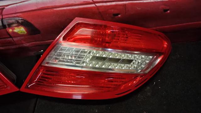 Задній правий стоп 2048202064 MERCEDES