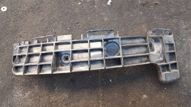 Кронштейн бампера заднього, правий 5215548031 TOYOTA