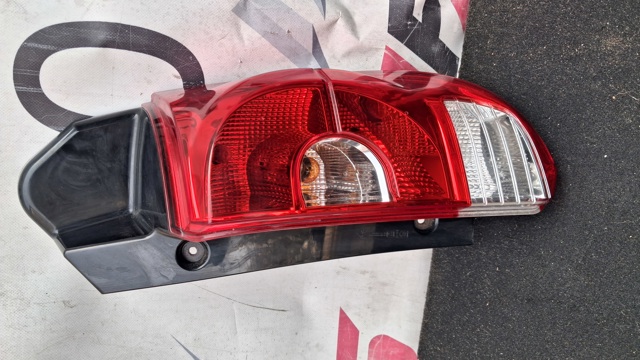 Задній правий стоп 8330A480 MITSUBISHI