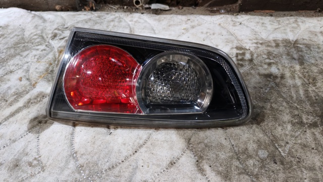 Задня ліва внутрішня фара 8337A083 MITSUBISHI