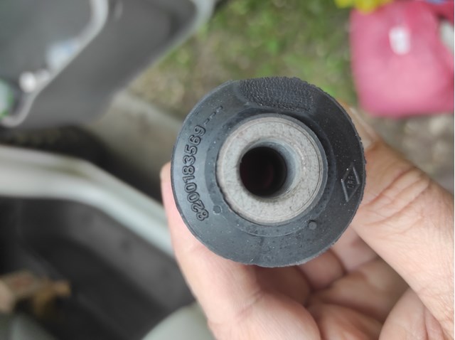 Сайлентблок нижнього переднього важеля 8200183569 RENAULT