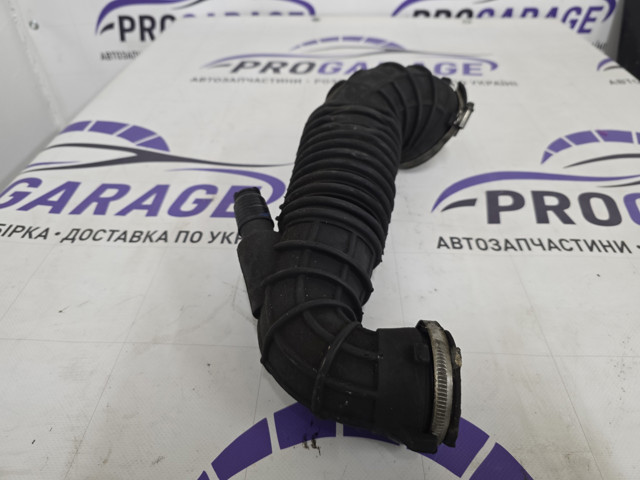 Патрубок повітряний, вхід в турбіну (наддув) 03G129629D VAG