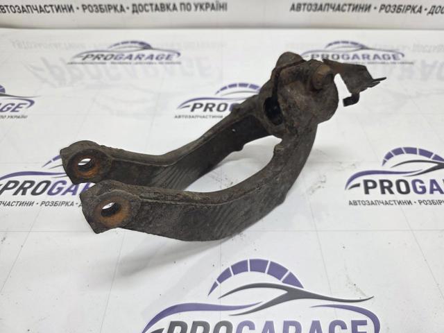 Вилка нижня амортизатора переднього, права 31126775086 BMW