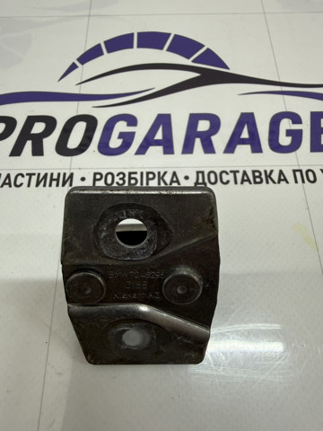Петля-зачіп (відповідна частина) замка двері передньої 51217249639 BMW