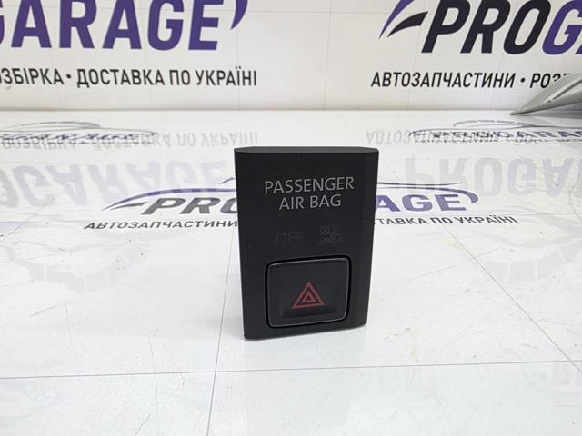 Кнопка включення аварійної сигналізації 5NA919225B VAG