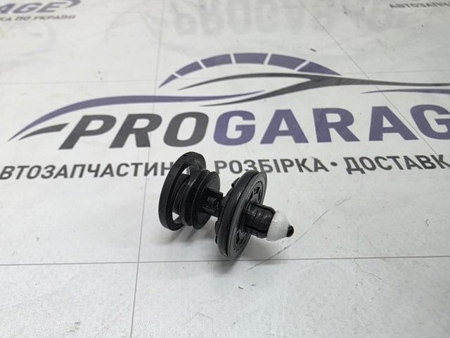 Пістон (кліп) кріплення обшивки дверей 7L6868243 VAG