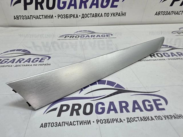 Молдинг передньої лівої двері 8K0867409 VAG
