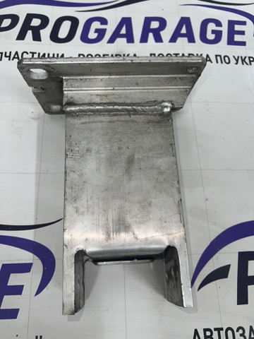 Кронштейн підсилювача переднього бампера 8R0807133 VAG
