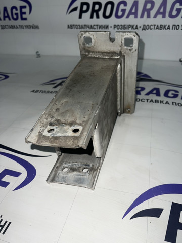 Кронштейн підсилювача переднього бампера 8R0807133 VAG