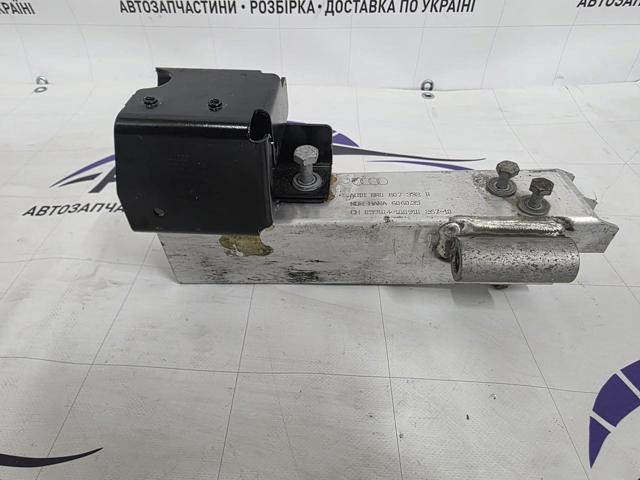 Кронштейн підсилювача заднього бампера 8R0807332B VAG