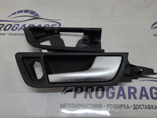 Ручка передніх дверей внутрішня, права 8R0837020 VAG