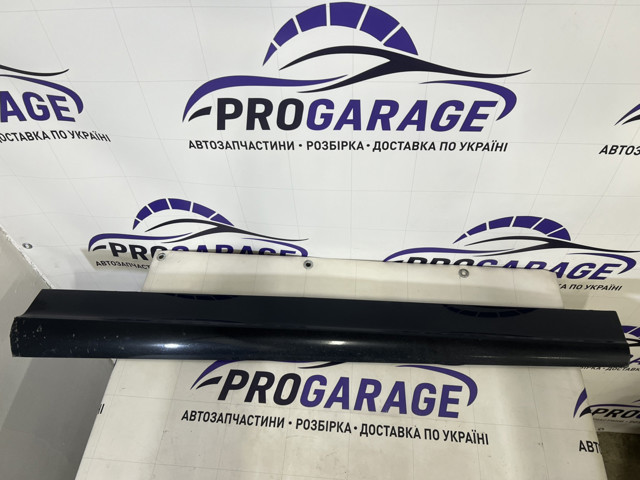 Молдинг передніх правих дверей 8R0853960B VAG