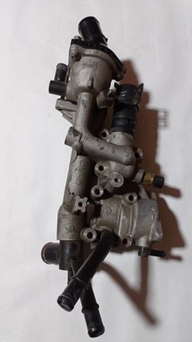 Корпус термостата в зборі 256102F600 HYUNDAI