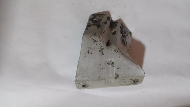 Кронштейн кріплення крила переднього правого, передній 6L0821136A VAG