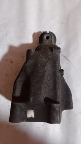 Кронштейн подушки (опори) двигуна, правої A6512231804 MERCEDES