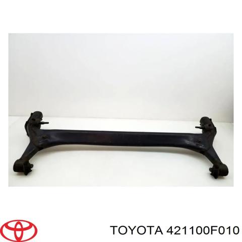 Балка задньої підвіски поперечна 421100F010 TOYOTA
