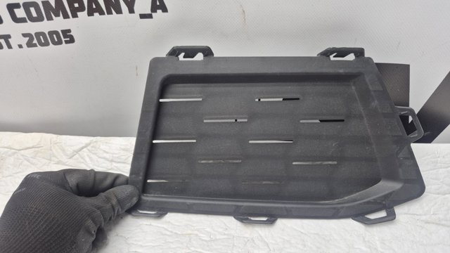 Решітка переднього бампера, права 51118747844 BMW