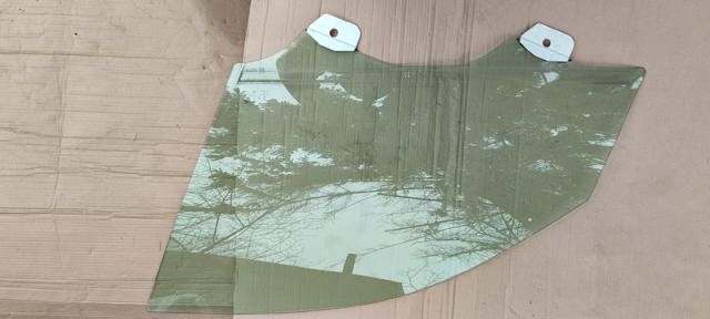 Скло водійських дверей 51337464061 BMW