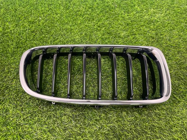 Решітка радіатора права 51137260498 BMW