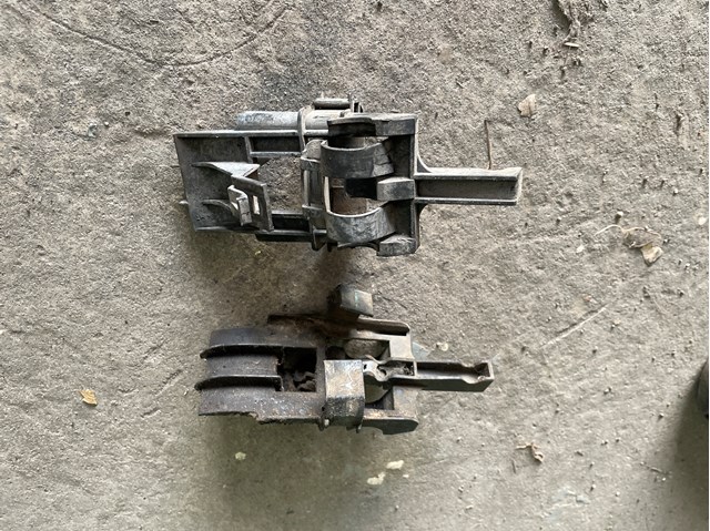 Скоба гальмівної трубки A1644210394 MERCEDES