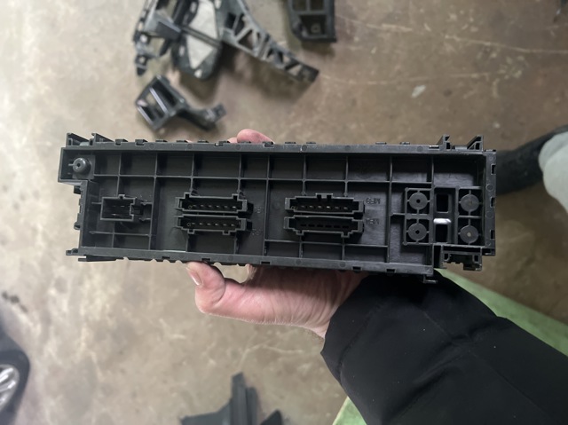 Коробка запобіжників A1665402350 MERCEDES