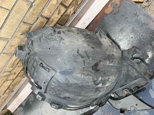 Підкрилок переднього крила, правий передній A1668802905 MERCEDES