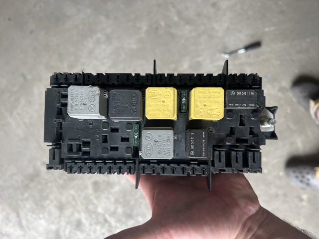 Коробка запобіжників A1669063801 MERCEDES