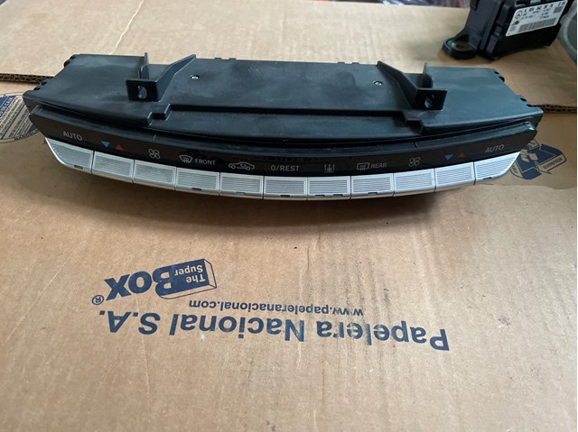 Блок кнопок центральної консолі A2218704758 MERCEDES