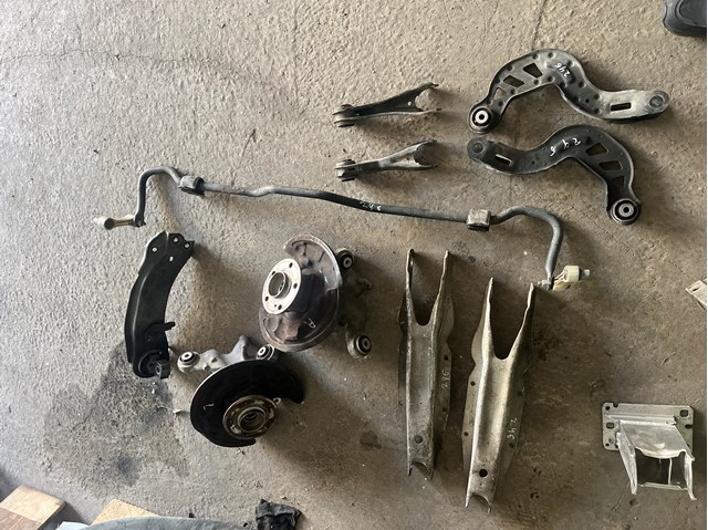 Балансир задній нижній A2473523700 MERCEDES