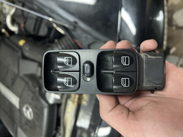 Кнопки переднього лівого склопід'ємника A4638202210 MERCEDES
