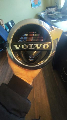 Емблема решітки радіатора 31425021 VOLVO