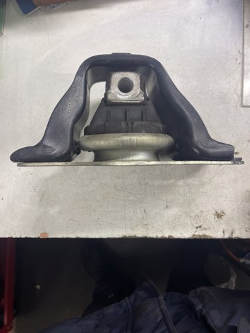 Права подушка мотора 8200044925 RENAULT